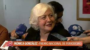 Yo voy al dato, yo investigo, yo soy una periodista de calle, porque tengo calle, porque la calle te da vida, dice en medio del video que dura poco más de dos minutos. Monica Gonzalez Recibio El Premio Nacional De Periodismo Criticando El Fascismo Y Las Noticias Falsas Lo Hizo Teniendo Al Lado A La Pinochetista Y Mentirosa Profesional Marcela Cubillos