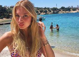 Eğitimini i̇ngiltere'de sürdüren ünlü sanatçı coşkun sabah'ın kızı roza, tatil sezonunu alaçatı'da açtı. Coskun Sabah In Kizi Roza Sabah Paylasimlariyla Yurek Hoplatti