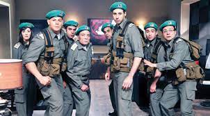 تجدر الإشارة إلى أنه تم عرض مسلسل فرقة ناجي عطا الله في شهر رمضان 2012، وهو من بطولة عادل إمام، وأنوشكا، ومحمد إمام، وأحمد السعدني، ونضال الشافعي، ومحمود البزاوي، وتأليف يوسف معاطي وإخراج رامي إمام. Ù…Ø³Ù„Ø³Ù„ ÙØ±Ù‚Ø© Ù†Ø§Ø¬ÙŠ Ø¹Ø·Ø§ Ø§Ù„Ù„Ù‡ ÙŠØ«ÙŠØ± Ø§Ù„Ø­Ø¯ÙŠØ« Ø¹Ù† Ø£Ø®Ø·Ø§Ø¡ ØªØ¬Ø¹Ù„ ØªÙ„ Ø£Ø¨ÙŠØ¨ Ø­Ø§Ø±Ø© Ù…ØµØ±ÙŠØ©