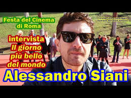 Con l'aiuto di buffi e sconclusionati amici e di una bella ricercatrice, tra colpi di scena e avventurose situazioni, arturo farà di tutto per proteggere gioele e per rimettere in piedi il suo teatro e vivere così il giorno più bello del mondo. Romaff14 Alessandro Siani Intervista Il Giorno Piu Bello Del Mondo Spettacolo Eu
