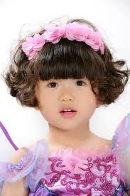 Mẹ con Thúy Nga mặc bikini khoe dáng trên bãi biển