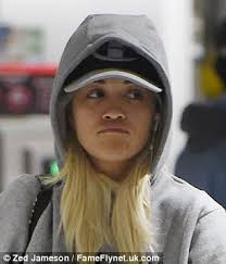 Rita ora looks simultaneously unrecognizable and gorgeous without her signature smoldering, smokey eye. Rita Ora Is Almost Unrecognisable As She Goes Make Up Free To Catch A Flight Daily Mail Online