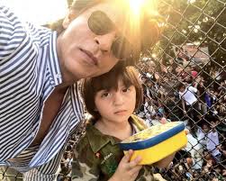 Potret Shah Rukh Khan dan Anaknya Abram, dari Ibu Pengganti