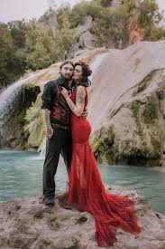 Check spelling or type a new query. Eine Waldhochzeit In Rot Schwarz Weird Wedding