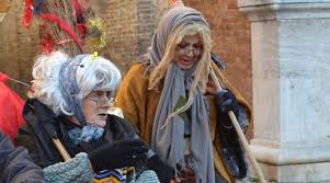 Possiamo realizzare un costume della befana fai da te in tantissimi modi: Come Creare Un Costume Da Befana Perfetto Per Carnevale E L Epifania