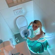 Kurz vorher durften sich die kölner fans der schweizer schlagersängerin bereits freuen. Nach Leder Look Leuchtende Putz Session Bei Beatrice Egli Promiflash De