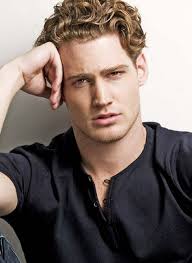 Richtig schöne brautfrisuren für kurze haare und schulterlanges haar sowie den schönsten haarschmuck für eure hochzeitsfrisur. Kurzhaarfrisur Fur Manner Locken Haare Blond Gel Frisur Shirt Schwarz Lockige Frisuren Hipster Frisur Lockiges Haar Manner