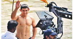Dhoom 3) and loves him even more as the sceptical alien in pk. Aamir Khan Flaunts Abs During Pk Shoot Thehealthsite Com