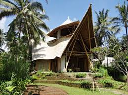 You can sit on the patio and enjoy the magical evenings. Exotisches Bambus Haus In Bali Mit Moderner Konzeption