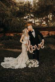 This Couple Combined Boho Chic Classic Elegance To Create Their Dreamy Las Vegas Wedding Image By Dreamy Wedding Dress Dreamy Wedding Online Wedding Dress