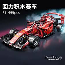 Lego xe cùng các mảnh ghép được chuẩn bị để lắp ráp