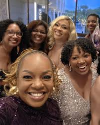 If you know me, you know I never pass up a photo moment and not just for  the memories, but for the connection. Whether it's family, new faces I've  just met, or