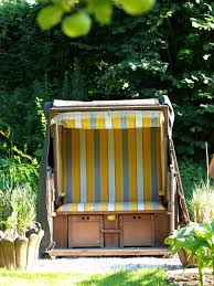 Auch im heimischen garten wird er gern als sonnenliege verwendet. Maritimes Ambiente Im Heimischen Garten Der Strandkorb Ist Eines Der Meistverkauften Gartenmobel