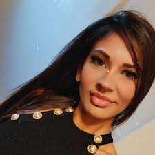 Dentist recommendations and also for veneers. Need someone highly  experienced! Thanks