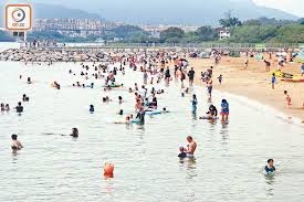As a result, large waves seldom appear at the bays, making them suitable for human swimming. D7deemqsumcu0m