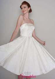 Con cappellini, cappelli a tesa larga o accessori fantasiosi e geometrici. Abiti Da Sposa Corto In Stile Anni 50 Vintagesposatelier