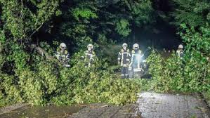 Heftige unwetter und überschwemmungen in bayern: Unwetter In Bayern Umgesturzte Baume Uberflutungen Vollgelaufene Keller Feuerwehr Meldet Mehr Als 100 Einsatze