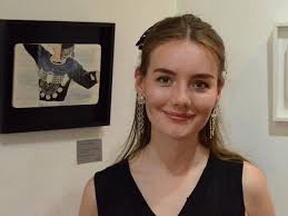 Künstlerin Caroline Flor zeigt Amrumer Inselbilder auf Keramik