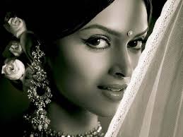 It stars shahrukh khan and deepika padukone in the lead roles while arjun rampal, shreyas talpade, and kirron kher feature in supporting roles. Indian Songs Dippika Padukone Om Shanti Om Alldirectories1