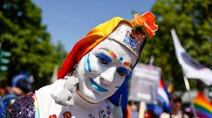 Christopher Street Day: "Liebe verbindet": Queere Menschen feiern CSD in  Düsseldorf