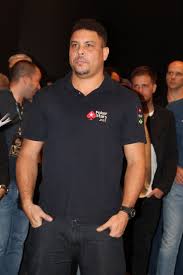 Soprannominato o fenômeno (in italiano il fenomeno), è considerato da molti il più forte attaccante della sua generazione. Ronaldo Steckbrief Promi Geburtstage De