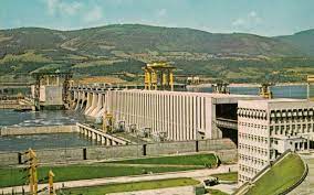 Infiltratiile cauzate de fisurile existente in barajul de la portile de fier i ar putea duce la producerea unui incendiu si deconectarea unitatii de la sistemul energetic national, sustine liderul sindicatului portile de fier, acuzand conducerile hidroelectrica si hidroserv de lipsa investitiilor, anunta mediafax. Secretele PorÅ£ilor De Fier Megaproiectul Anilor 70 Barajul Urias De Pe DunÄƒre Cel Mai Periculos Loc Si Insula ScufundatÄƒ