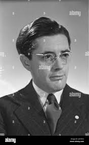 P [Portraits/Persons]/Anefo London series J. O' Connor Howe Annotation:  Official Government Information Service. On his shoulder the badge Allied  War Correspondent and