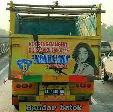 Variasi tulisan bak truk semakin hari kian aneh dan tidak terkontrol. Download Gambar Tulisan Di Bak Truk Caption Truk Terlucu Saat Ini Meme Gokil Dan Animasi Gif Dp Source Www Wartasolo Com Daftar Kat Lucu Gambar Meme Lucu