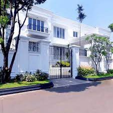 Dijual rumah brand new super mewah di pondok indah, selangkah dari bukit golf pondok indah luas tanah 1025 m2 bangunan 2700 m2 kamar 5 kamar pembantu 3 garasi mobil 6 karport 4 lift ada ruang sauna, olah raga, entertaimen kolam renang. Turun Harga Rumah Super Mewah Eksklusif Pondok Indah Jak Sel