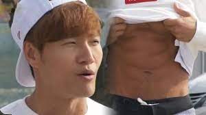 김종국(왼), 이광수(출처=sbs '런닝맨' 공식 sns)'런닝맨' 이광수의 복근이 공개됐다.6일 sbs '런닝맨' 측은 공식 인스타그램을 통해 [런닝맨 제384 ê¹€ì¢…êµ­ ë³µê·¼ ë¹¼ê³  ëª¨ìžì´í¬ ê°•ì œ ê³µê°œ Running Man ëŸ°ë‹ë§¨ Ep455 Youtube