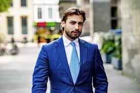 Thierry baudet (37) en zijn verloofde davide heijmans (24) wilden in het huwelijksbootje stappen, maar die plannen zijn voorlopig van de baan. Nu Gaat Ook Vriendin Thierry Baudet Uit De Kleren Het Nieuwsblad Mobile
