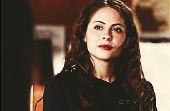 Jeziorko z niewielką plażą i pomostem