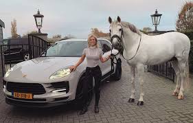 Her birth sign is pisces and her life path number is 11. Het Salaris Van De Blonde Realityster Britt Dekker Pure Luxe