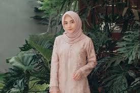 12 feb 2019 tapi sudah banyak sekali model model baju hijab yang cantik dan kekinian salah satunya outfit untuk kondangan para. 10 Model Baju Pesta Brokat Tunik Untuk Hijaber Ke Kondangan Womantalk