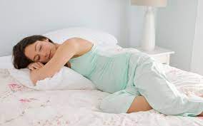 Nah, berikut ini beberapa cara mengatasi ibu hamil susah tidur paling efektif. 3 Posisi Tidur Yang Baik Untuk Ibu Hamil
