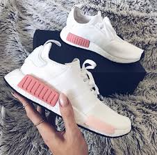 Adidas nmd_r1 schuhe leihen sich spitzentechnologien aus der welt des adidas laufens aus und kombinieren sie mit straßenbewusstem stil. Adidas Originals Nmd In Weiss Rosa White Pink Foto Linda Dilu Instagram Pink Nike Shoes Girls Sneakers Sneakers Men Fashion