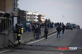 Autobusne linije usporedite bus rossano ↔ san donato milanese s flixbus, eurolines, ic bus i drugima. Incendio Autobus Sulla Paullese A San Donato Milanese