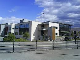 Hellerud videregående skole har en fantastisk mulighet for både yrkesfag og studiespesialiserende til å kombinere med ishockey. Persbraten Videregaende Skole Wikipedia