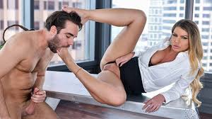 Trabajando con los pies en la oficina de la esquina del jefe Brooklyn Chase