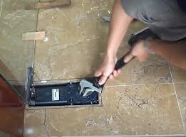 4 lỗi thường gặp và cách chỉnh bản lề sàn cửa kính thủy lực đúng kỹ thuật