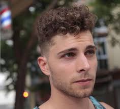 1001 Idees Cheveux Boucles Homme Notre Grain De Sel En Tuto Coiffure Homme Coiffure Homme Boucle Coupe De Cheveux