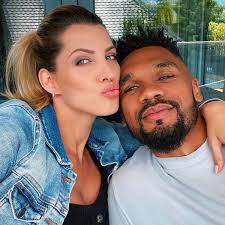 Sarah lombardi, 22, liebt es, ihre fans auf facebook mit immer neuen schnappschüssen von sich und ihrem alltag mit ehemann pietro, 23, und baby alessio, 3 monate, zu versorgen. Sarah Harrison Erste Aufnahmen Ihrer Sussen Tochter Und Sie Verrat Auch Gleich Den Namen Bunte De