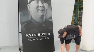 Kyle Busch honored by NASCAR CEO, Fox Sports at Charlotte track Friday