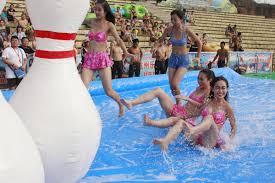 杭州美女泳池玩人体保龄球[1]- 中国日报网