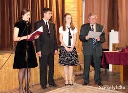 Az egyikben átadja a révfülöpi vitorláskikötőt, a másikban átveszi. Dijeso A Szekelykereszturi Orban Balazs Gimnaziumban