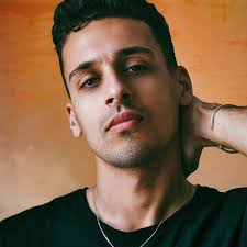 Jonas Benjamin (@bnjam1n) • Facebook