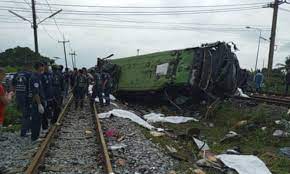 Hanya berita yang berinformasi dan mempunyai sumber sahih sahaja akan dibenarkan dibuka di bod ini. Tabrakan Maut Bus Dengan Kereta Barang 20 Orang Tewas Dara Co Id