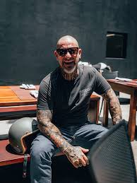 He has also judged masterchef brazil and is the vocalist for the brazilian band, oitão. Ensaio Henrique Fogaca Revista Moto Adventure