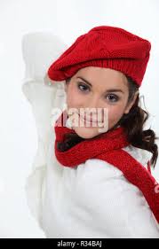 Chapeau Blanc femme poncho rouge,marché d'Otavalo, Équateur ethniques  indiens des Andes agriculteur. portrait face à l'espagnol Andes indiennes  pleine longueur Photo Stock
