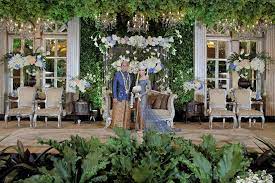 Misalnya seperti prosesi pernikahan yang dilakukan oleh masyarakat jawa, yogyakarta, sunda, dan bahkan pernikahan adat bali sekalipun. Pernikahan Adat Sunda Dengan Tema Classic Garden The Wedding The Bride Dept